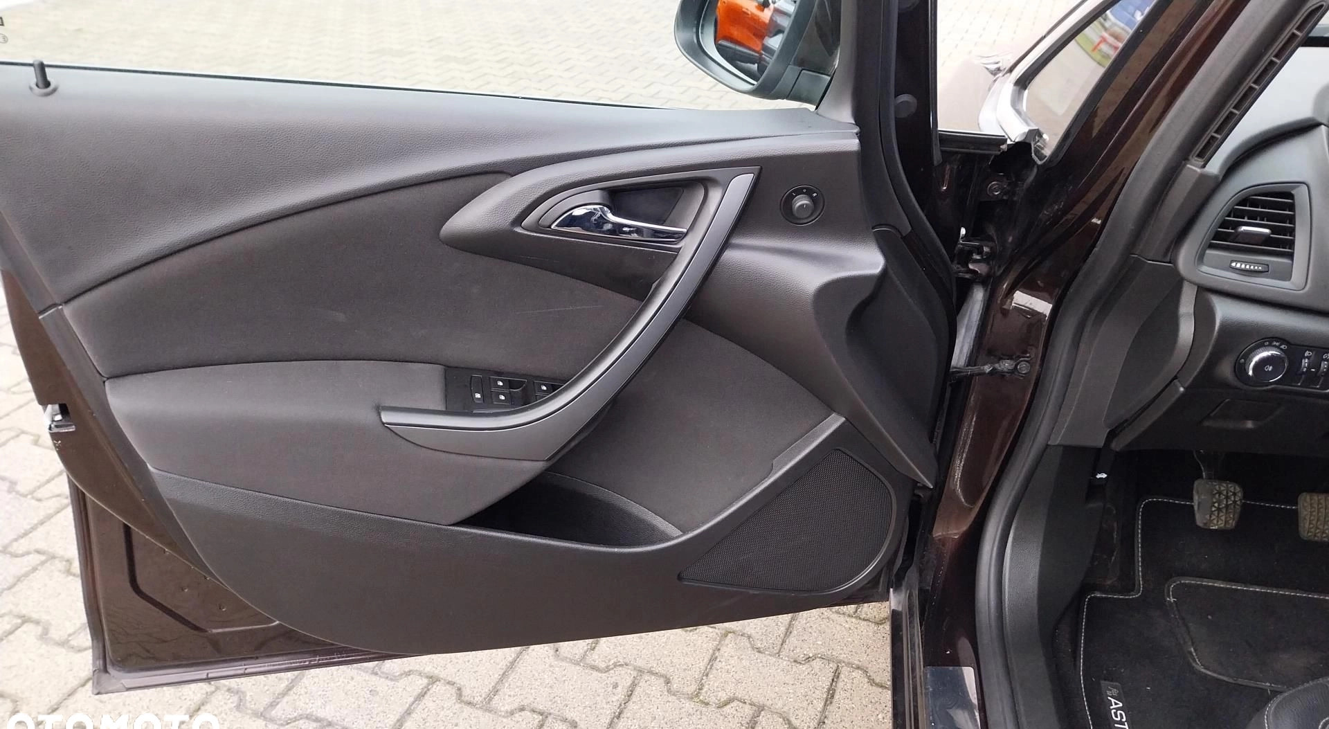 Opel Astra cena 39700 przebieg: 194300, rok produkcji 2017 z Różan małe 172